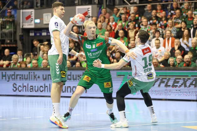 22.02.2026, xgox, Handball - Daikin HBL SC Magdeburg - GWD Minden emspor, v.l. Magnus Saugstrup (Magdeburg, 23) wirft Tor, Torschuetze, erzielt Tor, Treffer, scores the goal Magdeburg