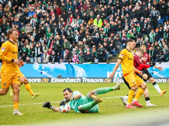 Deutschland: Fussball 2.Bundesliga 2025 2026, 23. Spieltag - Hannover 96 vs Dynamo Dresden - Heinz von Heiden Arena Stadion (Hannover): am Ball Tim Schreiber (Dynamo Dresden, 1) Hannover