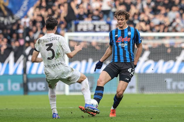 Atalanta™s Giorgio Scalvini Napoli™s Miguel Gutierrez during the Serie A soccer match between A.C Atalanta B.C. and Napoli at the New Balance Arena in Bergamo, Italy - Sunday, February 22, 2026. - Soccer .  Copyright: xStefanoxNicoli LaPressex