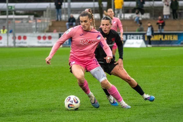 Zweikampf zwischen Selina Cerci (TSG Hoffenheim, 29) und Carlotta Wamser (Bayer 04 Leverkusen, 37). Bayer 04 Leverkusen vs. TSG 1899 Hoffenheim, Fussball, Frauen Bundesliga, 19. Spieltag, Saison 2025 2026, 22.02.2026 DFL DFB Regulations prohibit any use of Photographs as image sequences and or Quasivideo Bayer 04 Leverkusen vs. TSG 1899 Hoffenheim , Fussball, Frauen Bundesliga, 19. Spieltag, Saison 2025 2026, 22.02.2026 Leverkusen Copyright: xEibner-Pressefoto ThomasxHaeslerx EP_THR