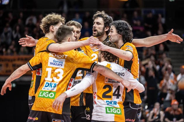 22.02.26, Volleyball, Männer: BR Volleys - Volley Goats Mitteldeutschland, Bundesliga, 23. Spieltag, Max-Schmeling-Halle. Die BR Volley freuen sich ueber den gewonnenen Satz. BR Volleys - Volley Goats Mitteldeutschland,