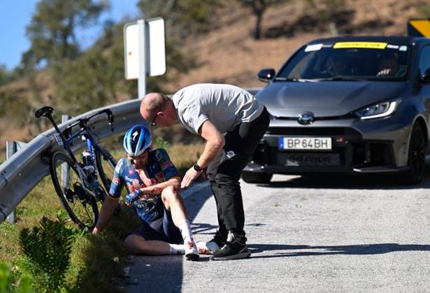 Volta Algarve 2026 Stage 5 ALTO DO MALHAO (LOULE), PORTUGAL - FEBRUARY 22 : crash of Schachmann Maximilian (GER) of Soudal Quick-Step during stage 5 of the 52th edition of Volta Algarve an UCI ProSeries 2.Pro cycling road race stage for Men Elite of 148.4 km with start in Faro and finish in Alto do Malhao (Loule) on February 22, 2026 in Alto do Malhao (Loule), Portugal, 22 02 2026 ( Motordriver Guy De Vuyst - Alto do Malhao (Loule) Portugal  Copyright: xNicoxVereeckenx