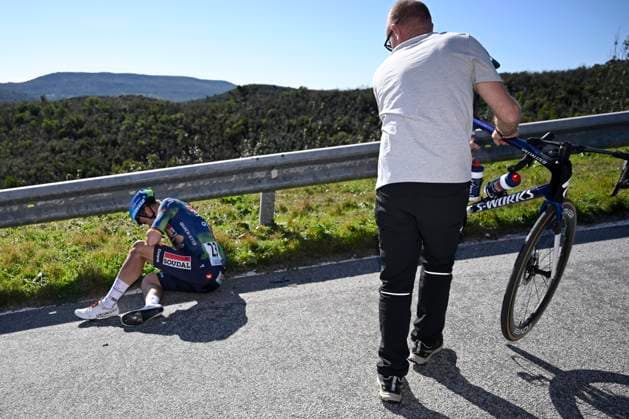 Volta Algarve 2026 Stage 5 ALTO DO MALHAO (LOULE), PORTUGAL - FEBRUARY 22 : crash of Schachmann Maximilian (GER) of Soudal Quick-Step during stage 5 of the 52th edition of Volta Algarve an UCI ProSeries 2.Pro cycling road race stage for Men Elite of 148.4 km with start in Faro and finish in Alto do Malhao (Loule) on February 22, 2026 in Alto do Malhao (Loule), Portugal, 22 02 2026 ( Motordriver Guy De Vuyst - Alto do Malhao (Loule) Portugal  Copyright: xNicoxVereeckenx
