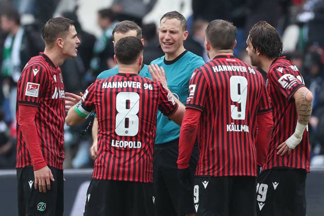 2. Bundesliga - Hannover 96 - Dynamo Dresden am 22.02.2026 in der Heinz von Heiden Arena in Hannover Wilde Diskussionen nach Abpfiff mit Schiedsrichter Martin Petersen , hier reklamieren Maik Nawrocki (Hannover) , Enzo Leopold (Hannover) , Benjamin Källman Kaellman (Hannover) , Kolja Nuno Oudenne (Hannover)