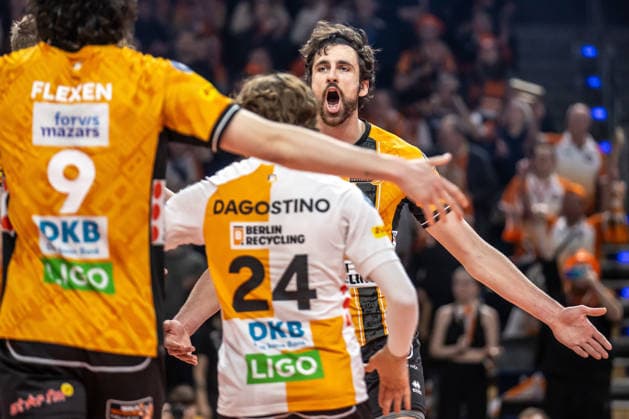 22.02.26, Volleyball, Männer: BR Volleys - Volley Goats Mitteldeutschland, Bundesliga, 23. Spieltag, Max-Schmeling-Halle. Jake Hanes (BR Volleys) freut sich mit der Mannschjaft ueber den erspielten Punkt. BR Volleys - Volley Goats Mitteldeutschland,