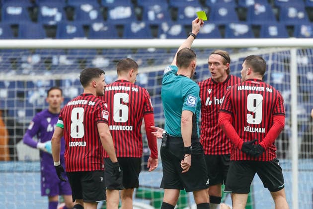 2. Bundesliga - Hannover 96 - Dynamo Dresden am 22.02.2026 in der Heinz von Heiden Arena in Hannover Schiedsrichter Martin Petersen zeigt Stefan Teitur Thordarson (Hannover) die gelbe Karte