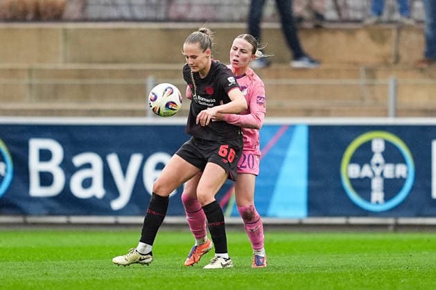 22.02.2026, xydrx, Frauen Fußball, 1.Fußball Bundesliga, Bayer 04 Leverkusen - TSG 1899 Hoffenheim, Saison 2025 2026, Ulrich-Haberland-Stadion: Juliette Vidal (Bayer 04 Leverkusen 56) im Zweikampf gegen Laura Gloning (TSG 1899 Hoffenheim 20) DFB regulations prohibit any use of photographs as image sequences and or quasi-video.Photo: xYannisxDreimannxPressefotoKochx Nordrhein-Westfahlen Deutschland