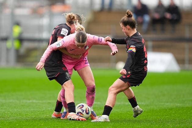 22.02.2026, xydrx, Frauen Fußball, 1.Fußball Bundesliga, Bayer 04 Leverkusen - TSG 1899 Hoffenheim, Saison 2025 2026, Ulrich-Haberland-Stadion: Laura Gloning (TSG 1899 Hoffenheim 20) im Zweikampf gegen Sofie Zdebel (Bayer 04 Leverkusen 16) und Kristin Koegel (Bayer 04 Leverkusen 11) DFB regulations prohibit any use of photographs as image sequences and or quasi-video.Photo: xYannisxDreimannxPressefotoKochx Nordrhein-Westfahlen Deutschland