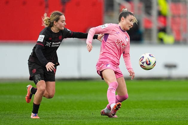 22.02.2026, xydrx, Frauen Fußball, 1.Fußball Bundesliga, Bayer 04 Leverkusen - TSG 1899 Hoffenheim, Saison 2025 2026, Ulrich-Haberland-Stadion: Sofie Zdebel (Bayer 04 Leverkusen 16) im Zweikampf gegen Janna Grimm (TSG 1899 Hoffenheim 26) DFB regulations prohibit any use of photographs as image sequences and or quasi-video.Photo: xYannisxDreimannxPressefotoKochx Nordrhein-Westfahlen Deutschland