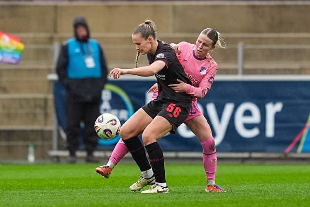 22.02.2026, xydrx, Frauen Fußball, 1.Fußball Bundesliga, Bayer 04 Leverkusen - TSG 1899 Hoffenheim, Saison 2025 2026, Ulrich-Haberland-Stadion: Juliette Vidal (Bayer 04 Leverkusen 56) im Zweikampf gegen Laura Gloning (TSG 1899 Hoffenheim 20) DFB regulations prohibit any use of photographs as image sequences and or quasi-video.Photo: xYannisxDreimannxPressefotoKochx Nordrhein-Westfahlen Deutschland