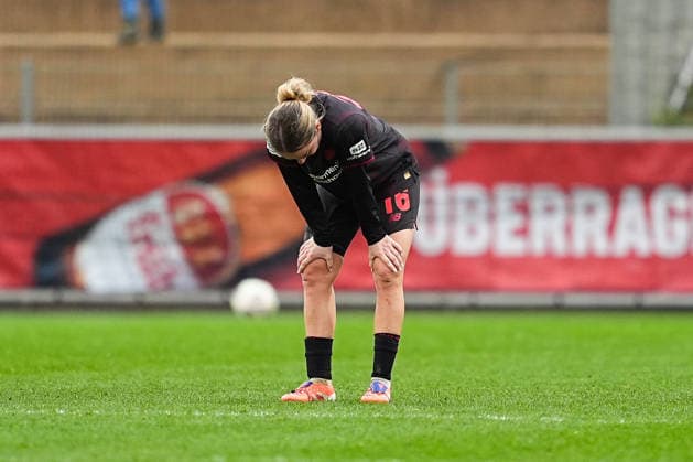 22.02.2026, xydrx, Frauen Fußball, 1.Fußball Bundesliga, Bayer 04 Leverkusen - TSG 1899 Hoffenheim, Saison 2025 2026, Ulrich-Haberland-Stadion: Sofie Zdebel (Bayer 04 Leverkusen 16) enttäuscht nach der 1:0 Niederlage DFB regulations prohibit any use of photographs as image sequences and or quasi-video.Photo: xYannisxDreimannxPressefotoKochx Nordrhein-Westfahlen Deutschland