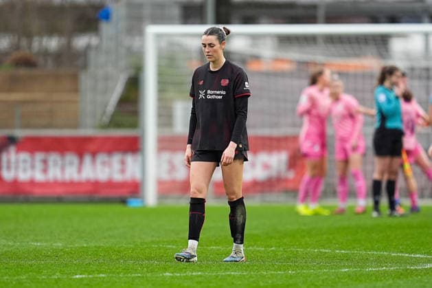 22.02.2026, xydrx, Frauen Fußball, 1.Fußball Bundesliga, Bayer 04 Leverkusen - TSG 1899 Hoffenheim, Saison 2025 2026, Ulrich-Haberland-Stadion: Selina Ostermeier (Bayer 04 Leverkusen 2) enttäuscht nach der 1:0 Niederlage DFB regulations prohibit any use of photographs as image sequences and or quasi-video.Photo: xYannisxDreimannxPressefotoKochx Nordrhein-Westfahlen Deutschland