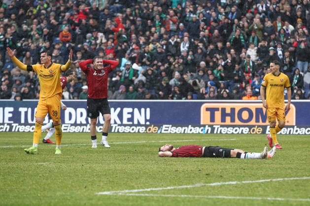 22.02.2026, xtgx, Fussball 2. Bundesliga, Hannover 96 - SG Dynamo Dresden emspor, v.l. Boris Tomiak (Hannover, 3) enttaeuscht, enttäuscht, schaut enttaeuscht, niedergeschlagen, disappointed (DFL DFB REGULATIONS PROHIBIT ANY USE OF PHOTOGRAPHS as IMAGE SEQUENCES and or QUASI-VIDEO) Hannover