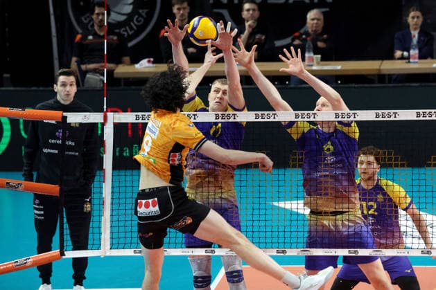 DEU, DVV, 1.VBL, BR Volleys vs. Mitteldeutschland, 22.02.2026, Max-Schmeling-Halle, Berlin, DEU, DVV, 1.VBL, BR Volleys vs. Mitteldeutschland, im Bild Nolan Flexen (BR Volleys 9), Valdas Listanskis (Mitteldeutschland 17), Jannis Wehry (Mitteldeutschland 8)