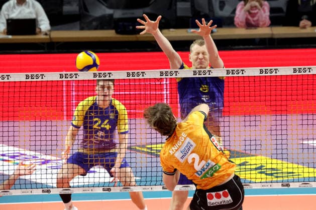DEU, DVV, 1.VBL, BR Volleys vs. Mitteldeutschland, 22.02.2026, Max-Schmeling-Halle, Berlin, DEU, DVV, 1.VBL, BR Volleys vs. Mitteldeutschland, im Bild Matthew Knigge (BR Volleys 2), Valdas Listanskis (Mitteldeutschland 17), Clay Wieter (Mitteldeutschland 24)