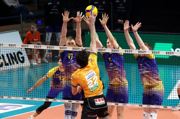 DEU, DVV, 1.VBL, BR Volleys vs. Mitteldeutschland, 22.02.2026, Max-Schmeling-Halle, Berlin, DEU, DVV, 1.VBL, BR Volleys vs. Mitteldeutschland, im Bild Jake Hanes (BR Volleys 22), Valdas Listanskis (Mitteldeutschland 17), Jannis Wehry (Mitteldeutschland 8), Tom Borchert (Mitteldeutschland4)