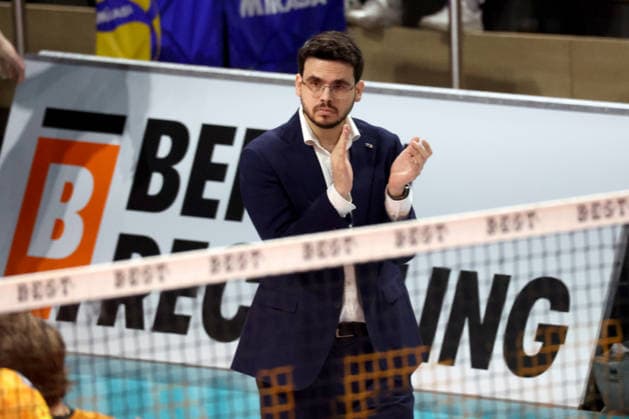 DEU, DVV, 1.VBL, BR Volleys vs. Mitteldeutschland, 22.02.2026, Max-Schmeling-Halle, Berlin, DEU, DVV, 1.VBL, BR Volleys vs. Mitteldeutschland, im Bild Trainer Alexandre Leal (BR Volleys)