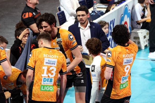 DEU, DVV, 1.VBL, BR Volleys vs. Mitteldeutschland, 22.02.2026, Max-Schmeling-Halle, Berlin, DEU, DVV, 1.VBL, BR Volleys vs. Mitteldeutschland, im Bild Trainer Alexandre Leal (BR Volleys), BR Volleys-Spielerkreis