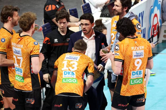 DEU, DVV, 1.VBL, BR Volleys vs. Mitteldeutschland, 22.02.2026, Max-Schmeling-Halle, Berlin, DEU, DVV, 1.VBL, BR Volleys vs. Mitteldeutschland, im Bild Trainer Alexandre Leal (BR Volleys), BR Volleys-Spielerkreis