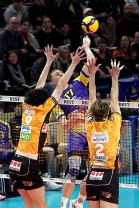 DEU, DVV, 1.VBL, BR Volleys vs. Mitteldeutschland, 22.02.2026, Max-Schmeling-Halle, Berlin, DEU, DVV, 1.VBL, BR Volleys vs. Mitteldeutschland, im Bild Nolan Flexen (BR Volleys 9), Matthew Knigge (BR Volleys 2), Valdas Listanskis (Mitteldeutschland 17)