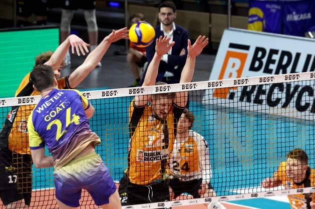 DEU, DVV, 1.VBL, BR Volleys vs. Mitteldeutschland, 22.02.2026, Max-Schmeling-Halle, Berlin, DEU, DVV, 1.VBL, BR Volleys vs. Mitteldeutschland, im Bild Arthur Wehner (BR Volleys 17), Florian Krage-Brewitz (BR Volleys 12), Clay Wieter (Mitteldeutschland 24)