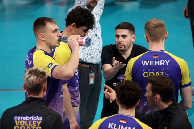 DEU, DVV, 1.VBL, BR Volleys vs. Mitteldeutschland, 22.02.2026, Max-Schmeling-Halle, Berlin, DEU, DVV, 1.VBL, BR Volleys vs. Mitteldeutschland, im Bild Mitteldeutschland, Spielerkreis, Trainer Cristian Imhoff (Mitteldeutschland)