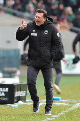22.02.2026, xtgx, Fussball 2. Bundesliga, Hannover 96 - SG Dynamo Dresden emspor, v.l. Christian Titz (Hannover, Trainer) Reklamiert, beschwert sich, schimpft (DFL DFB REGULATIONS PROHIBIT ANY USE OF PHOTOGRAPHS as IMAGE SEQUENCES and or QUASI-VIDEO) Hannover