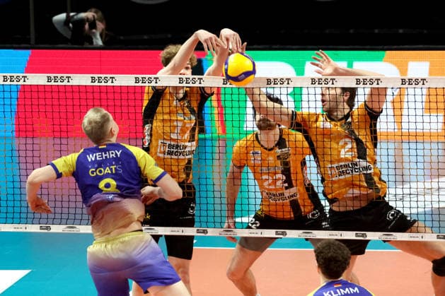 DEU, DVV, 1.VBL, BR Volleys vs. Mitteldeutschland, 22.02.2026, Max-Schmeling-Halle, Berlin, DEU, DVV, 1.VBL, BR Volleys vs. Mitteldeutschland, im Bild Arthur Wehner (BR Volleys 17), Jake Hanes (BR Volleys 22), Matthew Knigge (BR Volleys 2), Jannis Wehry (Mitteldeutschland 8)