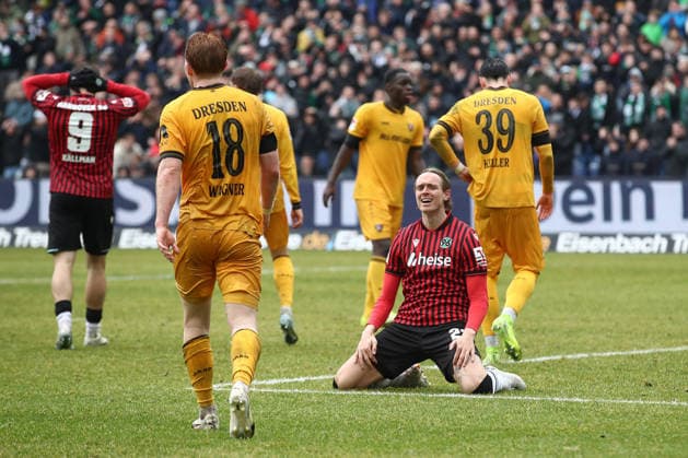 22.02.2026, xtgx, Fussball 2. Bundesliga, Hannover 96 - SG Dynamo Dresden emspor, v.l. Stefan Teitur Thordarson (Hannover, 23) enttaeuscht, enttäuscht, schaut enttaeuscht, niedergeschlagen, disappointed (DFL DFB REGULATIONS PROHIBIT ANY USE OF PHOTOGRAPHS as IMAGE SEQUENCES and or QUASI-VIDEO) Hannover