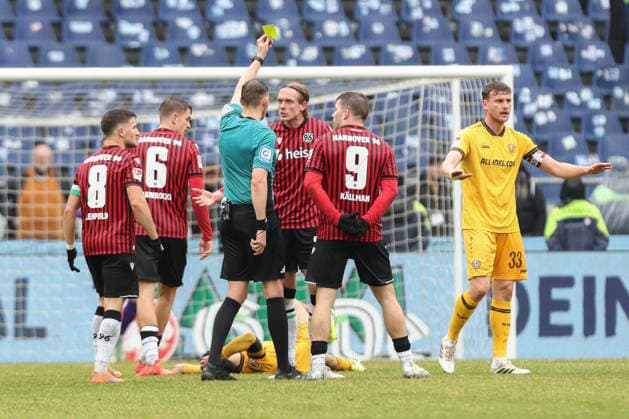 22.02.2026, xtgx, Fussball 2. Bundesliga, Hannover 96 - SG Dynamo Dresden emspor, v.l. Stefan Teitur Thordarson (Hannover, 23) Gelbe Karte, yellow card (DFL DFB REGULATIONS PROHIBIT ANY USE OF PHOTOGRAPHS as IMAGE SEQUENCES and or QUASI-VIDEO) Hannover
