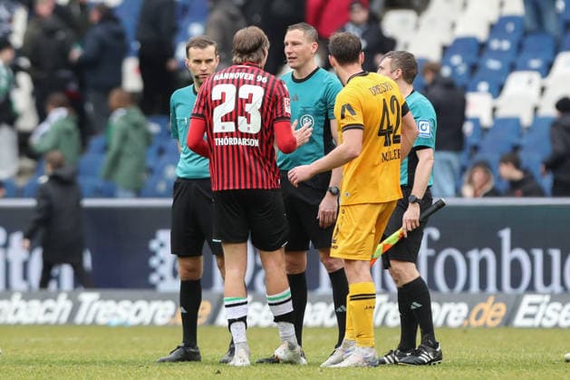 22.02.2026, xtgx, Fussball 2. Bundesliga, Hannover 96 - SG Dynamo Dresden emspor, v.l. Stefan Teitur Thordarson (Hannover, 23) Reklamiert, beschwert sich, schimpft (DFL DFB REGULATIONS PROHIBIT ANY USE OF PHOTOGRAPHS as IMAGE SEQUENCES and or QUASI-VIDEO) Hannover