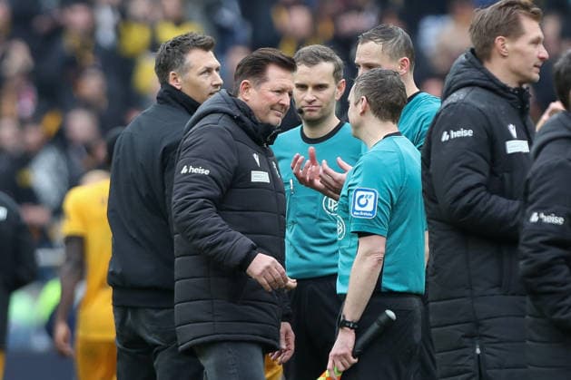 22.02.2026, xtgx, Fussball 2. Bundesliga, Hannover 96 - SG Dynamo Dresden emspor, v.l. Sören Gonther (Dresden, Geschäftsführer , Christian Titz (Hannover, Trainer) Reklamiert, beschwert sich, schimpft (DFL DFB REGULATIONS PROHIBIT ANY USE OF PHOTOGRAPHS as IMAGE SEQUENCES and or QUASI-VIDEO) Hannover