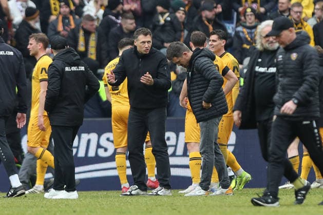 22.02.2026, xtgx, Fussball 2. Bundesliga, Hannover 96 - SG Dynamo Dresden emspor, v.l. Sören Gonther (Dresden, Geschäftsführer , Thomas Stamm (Dresden, Trainer) (DFL DFB REGULATIONS PROHIBIT ANY USE OF PHOTOGRAPHS as IMAGE SEQUENCES and or QUASI-VIDEO) Hannover