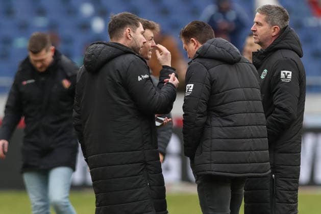 22.02.2026, xtgx, Fussball 2. Bundesliga, Hannover 96 - SG Dynamo Dresden emspor, v.l. Christoph Heckmann (Hannover, Pressesprecher), Christian Titz (Hannover, Trainer), hman1 schauen sich Szenen auf dem Handy an (DFL DFB REGULATIONS PROHIBIT ANY USE OF PHOTOGRAPHS as IMAGE SEQUENCES and or QUASI-VIDEO) Hannover