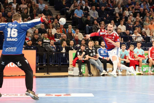 Handball Daikin Handball Bundesliga 2025 2026 - Handball Verein Hamburg vs. MT Melsungen Torwart Nebojsa Simic (Melsungen),Casper U. Mortensen(Hamburg),erfolgreicher Torwurf, Barclays Arena Hamburg