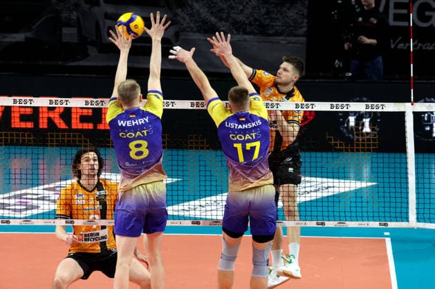 DEU, DVV, 1.VBL, BR Volleys vs. Mitteldeutschland, 22.02.2026, Max-Schmeling-Halle, Berlin, DEU, DVV, 1.VBL, BR Volleys vs. Mitteldeutschland, im Bild Ruben Schott (BR Volleys 13), Nolan Flexen (BR Volleys 9), Valdas Listanskis (Mitteldeutschland 17), Jannis Wehry (Mitteldeutschland 8)