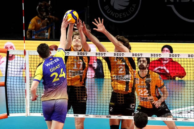 DEU, DVV, 1.VBL, BR Volleys vs. Mitteldeutschland, 22.02.2026, Max-Schmeling-Halle, Berlin, DEU, DVV, 1.VBL, BR Volleys vs. Mitteldeutschland, im Bild Arthur Wehner (BR Volleys 17), Matthew Knigge (BR Volleys 2), Jake Hanes (BR Volleys 22), Clay Wieter (Mitteldeutschland 24)