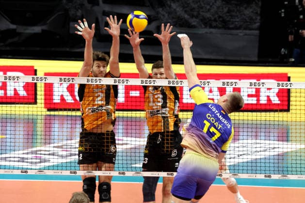 DEU, DVV, 1.VBL, BR Volleys vs. Mitteldeutschland, 22.02.2026, Max-Schmeling-Halle, Berlin, DEU, DVV, 1.VBL, BR Volleys vs. Mitteldeutschland, im Bild Matthew Knigge (BR Volleys 2), Ruben Schott (BR Volleys 13), Valdas Listanskis (Mitteldeutschland 17)