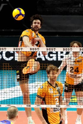 DEU, DVV, 1.VBL, BR Volleys vs. Mitteldeutschland, 22.02.2026, Max-Schmeling-Halle, Berlin, DEU, DVV, 1.VBL, BR Volleys vs. Mitteldeutschland, im Bild Jake Hanes (BR Volleys 22), Matthew Knigge (BR Volleys 2)