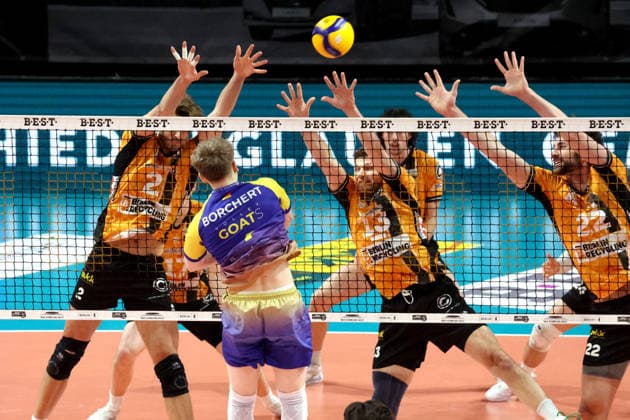 DEU, DVV, 1.VBL, BR Volleys vs. Mitteldeutschland, 22.02.2026, Max-Schmeling-Halle, Berlin, DEU, DVV, 1.VBL, BR Volleys vs. Mitteldeutschland, im Bild BR Volleys-Spielerblock, Matthew Knigge (BR Volleys 2), Ruben Schott (BR Volleys 13), Jake Hanes (BR Volleys 22), Tom Borchert (Mitteldeutschland4)