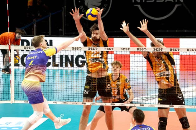 DEU, DVV, 1.VBL, BR Volleys vs. Mitteldeutschland, 22.02.2026, Max-Schmeling-Halle, Berlin, DEU, DVV, 1.VBL, BR Volleys vs. Mitteldeutschland, im Bild Jake Hanes (BR Volleys 22), Matthew Knigge (BR Volleys 2), Tom Borchert (Mitteldeutschland4)