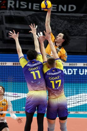 DEU, DVV, 1.VBL, BR Volleys vs. Mitteldeutschland, 22.02.2026, Max-Schmeling-Halle, Berlin, DEU, DVV, 1.VBL, BR Volleys vs. Mitteldeutschland, im Bild Nolan Flexen (BR Volleys 9), Nick Breitenbach (Mitteldeutschland 11), Valdas Listanskis (Mitteldeutschland 17)