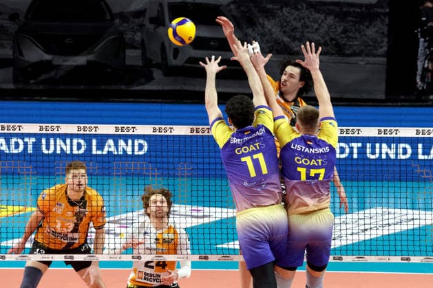 DEU, DVV, 1.VBL, BR Volleys vs. Mitteldeutschland, 22.02.2026, Max-Schmeling-Halle, Berlin, DEU, DVV, 1.VBL, BR Volleys vs. Mitteldeutschland, im Bild Nolan Flexen (BR Volleys 9), Nick Breitenbach (Mitteldeutschland 11), Valdas Listanskis (Mitteldeutschland 17)