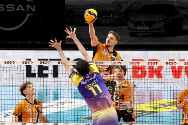 DEU, DVV, 1.VBL, BR Volleys vs. Mitteldeutschland, 22.02.2026, Max-Schmeling-Halle, Berlin, DEU, DVV, 1.VBL, BR Volleys vs. Mitteldeutschland, im Bild Florian Krage-Brewitz (BR Volleys 12), Arthur Wehner (BR Volleys 17), Nick Breitenbach (Mitteldeutschland 11)