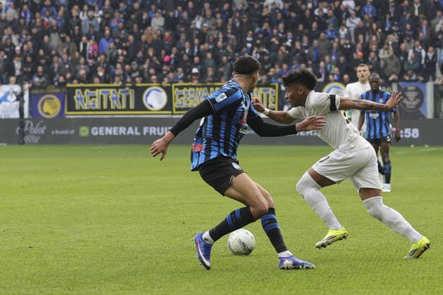 Alisson Santos of SSC Napoli competes for the ball with Raul Bellanova of Atalanta BC during Atalanta BC vs SSC Napoli, 26Â° Serie A Enilive 2025-26 game at New Balance arena in Bergamo (BG), Italy, on February 22, 2026.  Copyright: xDavidexCasentini IPAxSportx xipa-agency.netx xx IPA_71874029 IPA_Agency_IPA71874029