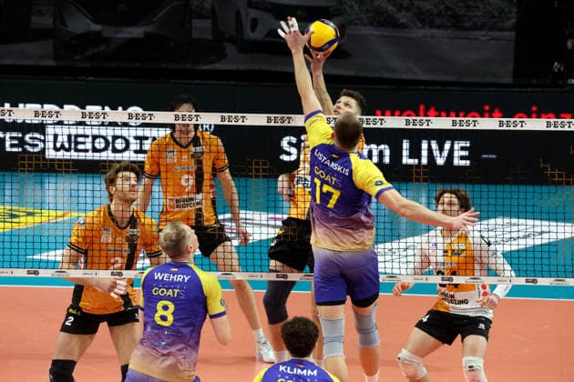 DEU, DVV, 1.VBL, BR Volleys vs. Mitteldeutschland, 22.02.2026, Max-Schmeling-Halle, Berlin, DEU, DVV, 1.VBL, BR Volleys vs. Mitteldeutschland, im Bild Ruben Schott (BR Volleys 13), Valdas Listanskis (Mitteldeutschland 17)