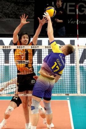 DEU, DVV, 1.VBL, BR Volleys vs. Mitteldeutschland, 22.02.2026, Max-Schmeling-Halle, Berlin, DEU, DVV, 1.VBL, BR Volleys vs. Mitteldeutschland, im Bild Nolan Flexen (BR Volleys 9), Valdas Listanskis (Mitteldeutschland 17)