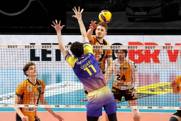 DEU, DVV, 1.VBL, BR Volleys vs. Mitteldeutschland, 22.02.2026, Max-Schmeling-Halle, Berlin, DEU, DVV, 1.VBL, BR Volleys vs. Mitteldeutschland, im Bild Florian Krage-Brewitz (BR Volleys 12), Nick Breitenbach (Mitteldeutschland 11)
