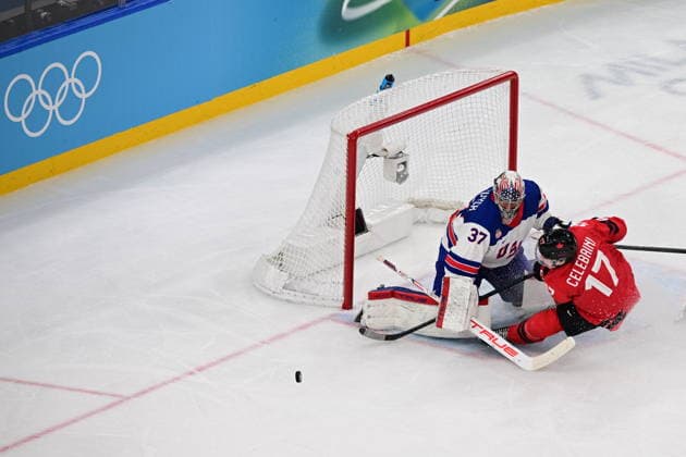 XXV Winter Olympic Games, Olympische Spiele, Olympia, OS in Milan, Italy, on February 22, 2026. Men s Ice hockey, Eishockey final, Canada vs USA. From left: goalkeeper Connor Hellebuyck (USA) and Macklin Celebrini (CAN). (CTKxPhoto MichalxKamaryt) CTKPhotoP2026022204690  CTKPhotoP2026022204690