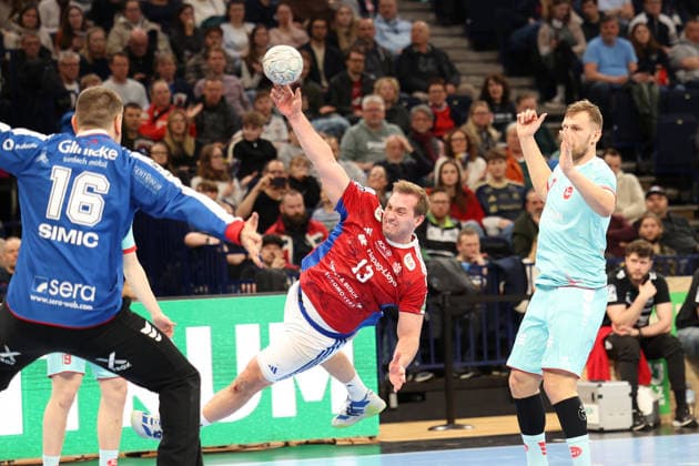 Handball Daikin Handball Bundesliga 2025 2026 - Handball Verein Hamburg vs. MT Melsungen Torwart Nebojsa Simic (Melsungen),Niklas Weller (Hamburg),erfolgreicher Torwurf, David Mandic (Melsungen), Barclays Arena Hamburg